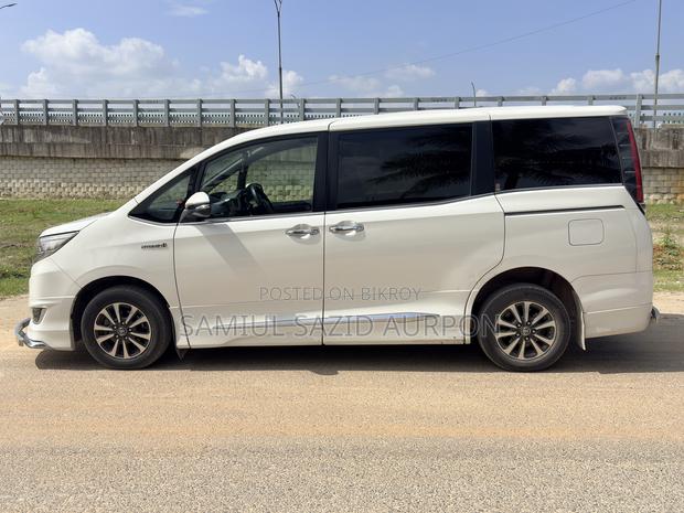 Toyota Esquire 1.8 FWD Hybrid (7 seater) 2017 Pearl