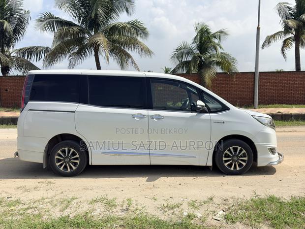 Toyota Esquire 1.8 FWD Hybrid (7 seater) 2017 Pearl