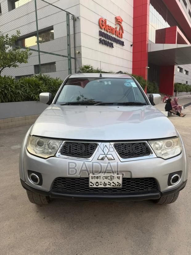 Mitsubishi Pajero 2011 Silver