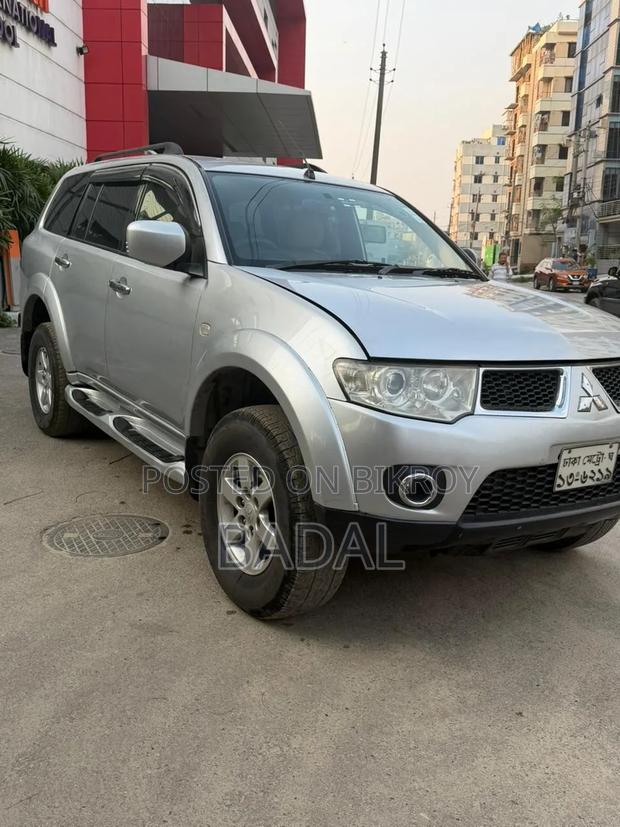Mitsubishi Pajero 2011 Silver
