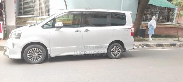 Toyota Noah 2.0 158hp FWD (7 Seater) 2011 Silver