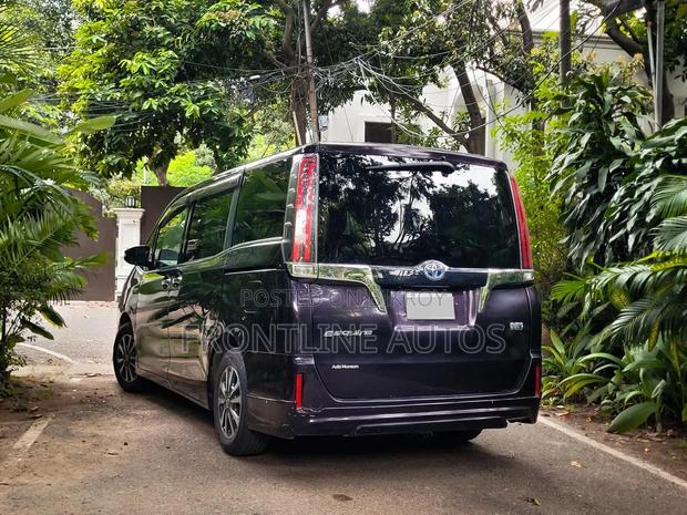 Toyota Esquire 2017 Blue