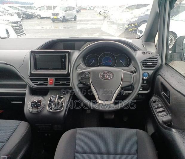 Toyota Noah 1.8 FWD Hybrid (7 seater) 2021 Silver