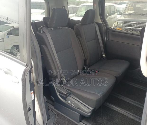Toyota Noah 1.8 FWD Hybrid (7 seater) 2021 Silver