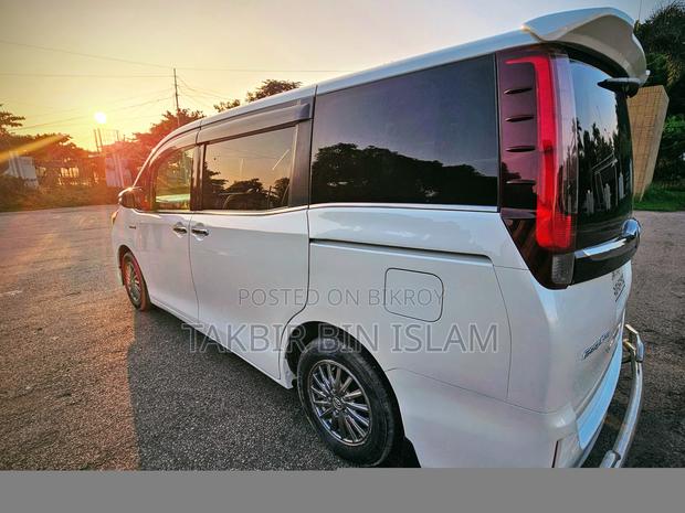 Toyota Esquire 1.8 FWD Hybrid (7 seater) 2017 Pearl