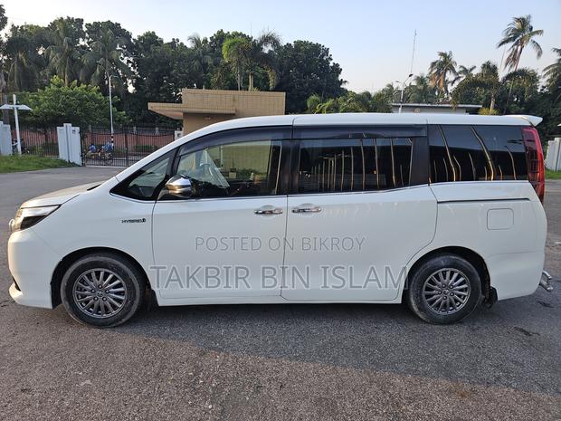 Toyota Esquire 1.8 FWD Hybrid (7 seater) 2017 Pearl