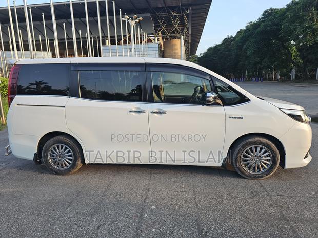 Toyota Esquire 1.8 FWD Hybrid (7 seater) 2017 Pearl