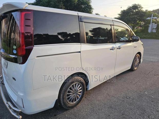 Toyota Esquire 1.8 FWD Hybrid (7 seater) 2017 Pearl