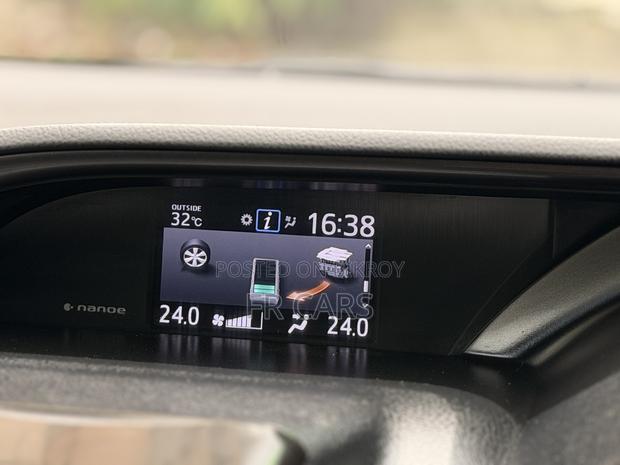 Toyota Esquire 1.8 FWD Hybrid (7 seater) 2018 Purple