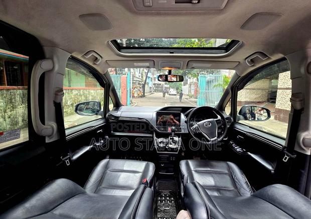 Toyota Esquire 2.0 AWD (7 seater) 2014 Black