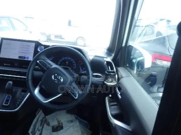 Toyota Noah 2023 Pearl