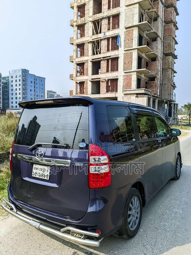 Toyota Noah 2.0 158hp FWD (8 Seater) 2011 Blue