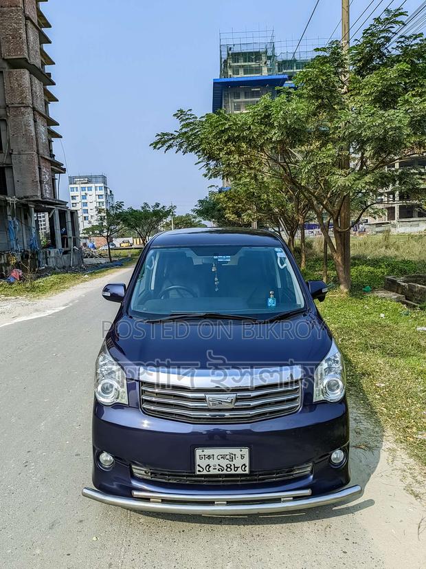Toyota Noah 2.0 158hp FWD (8 Seater) 2011 Blue