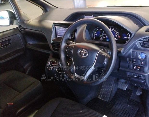 Toyota Noah 2021 Silver