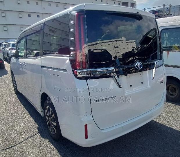 Toyota Esquire 2021 Pearl