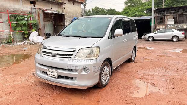 Toyota Noah 2003 Silver