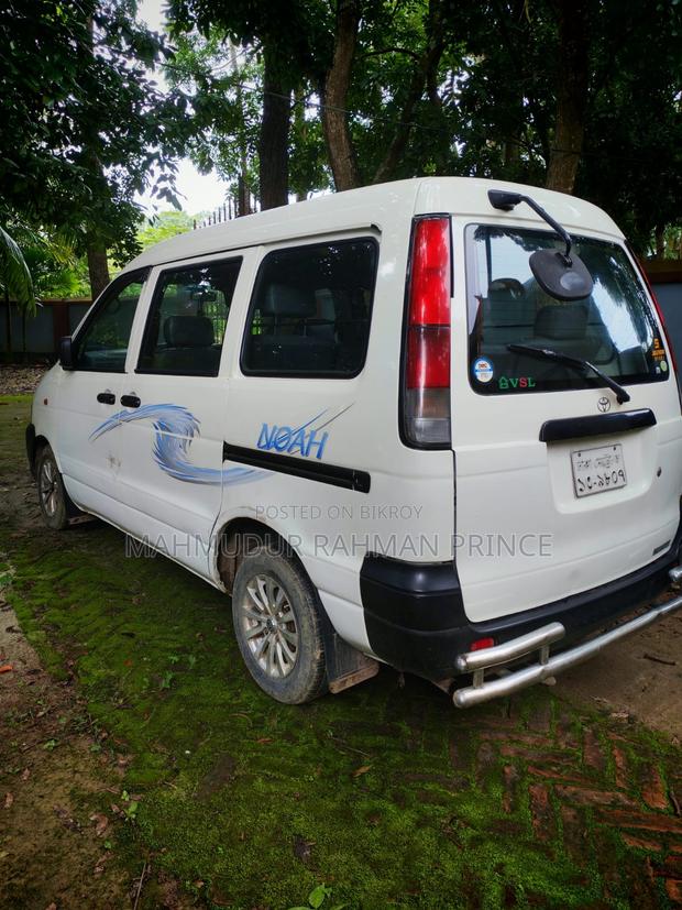 Toyota Noah 2.0 FWD (8 Seater) 2005 White