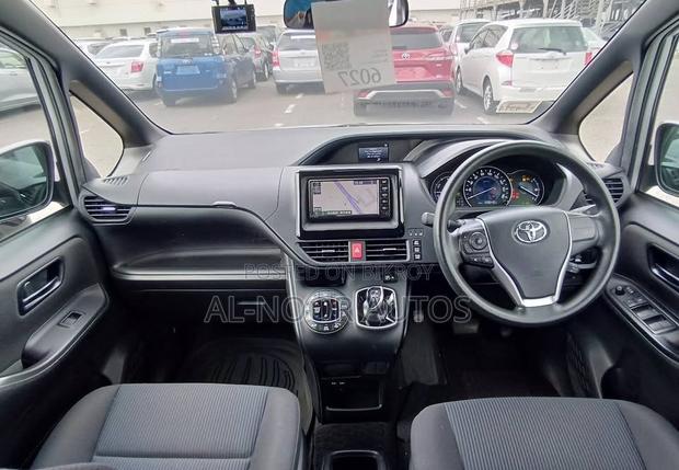 Toyota Noah 1.8 FWD Hybrid (7 seater) 2021 Silver