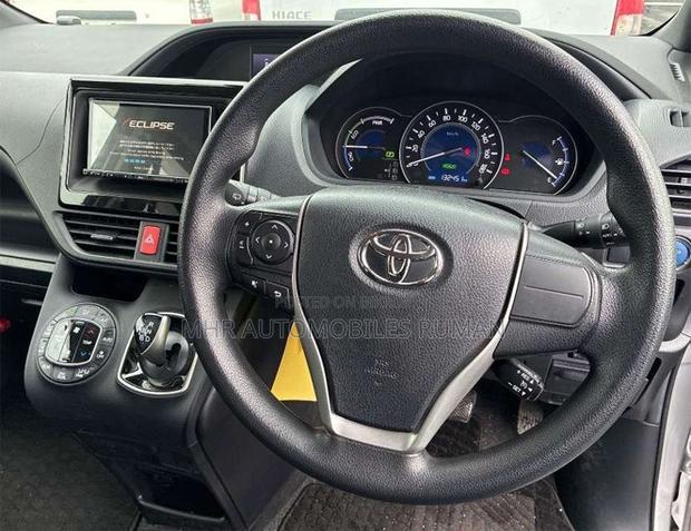 Toyota Noah 1.8 FWD Hybrid (7 seater) 2021 Silver