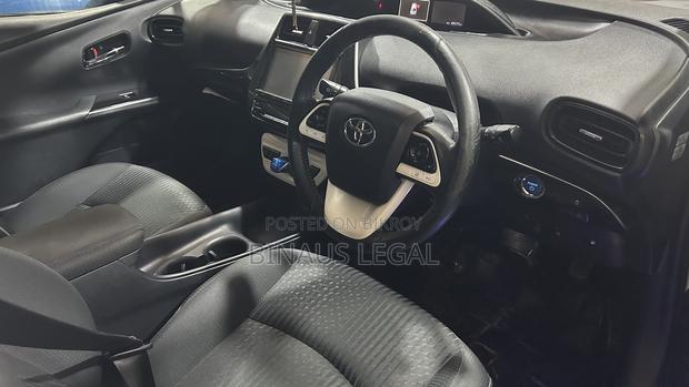 Toyota Prius 4dr Hatchback (1.8L 4cyl gas/electric hybrid CVT) 2016