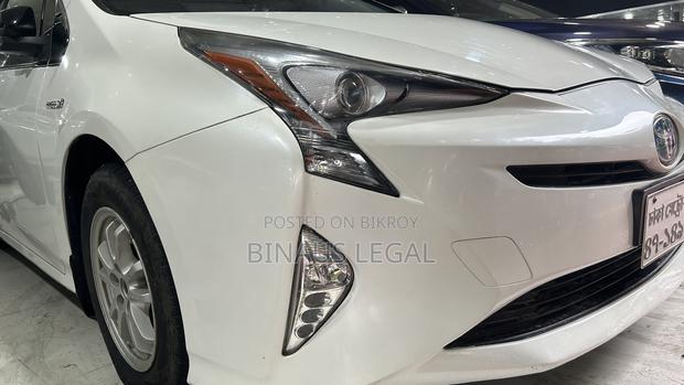 Toyota Prius 4dr Hatchback (1.8L 4cyl gas/electric hybrid CVT) 2016