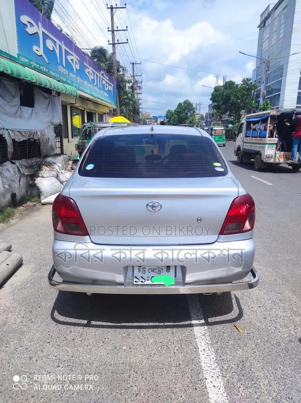 Toyota Platz 2000 Silver