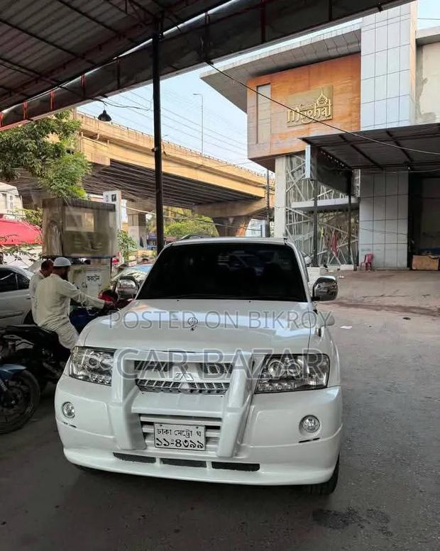 Mitsubishi Pajero Pininfarina 2004 White