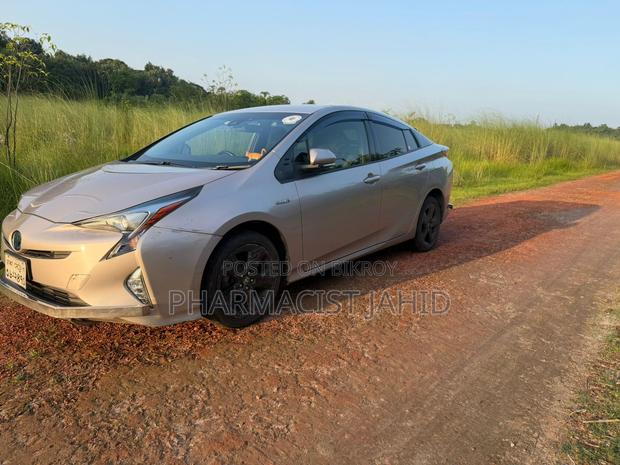 Toyota Prius 4dr Hatchback (1.8L 4cyl gas/electric hybrid CVT) 2016