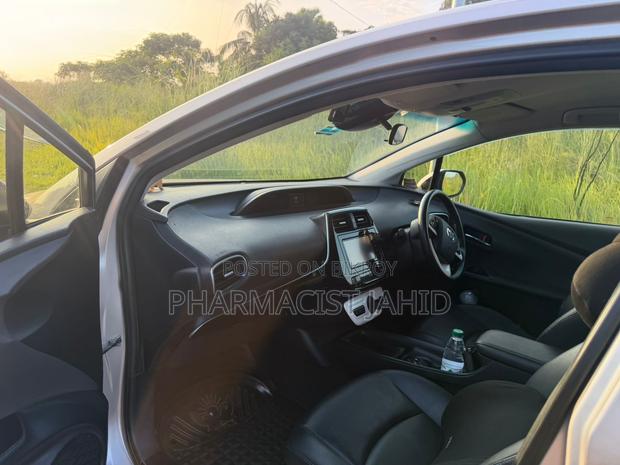 Toyota Prius 4dr Hatchback (1.8L 4cyl gas/electric hybrid CVT) 2016
