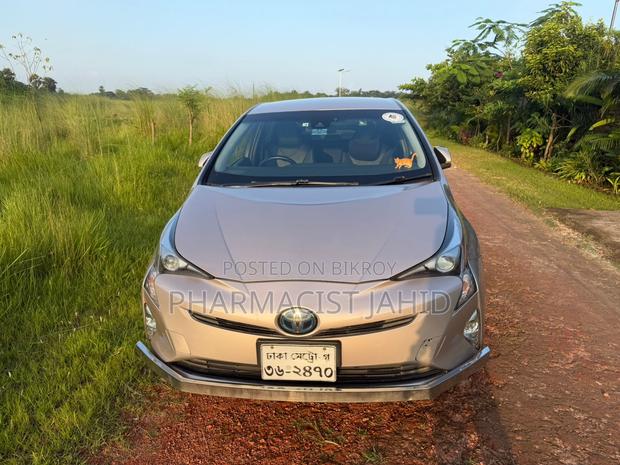 Toyota Prius 4dr Hatchback (1.8L 4cyl gas/electric hybrid CVT) 2016
