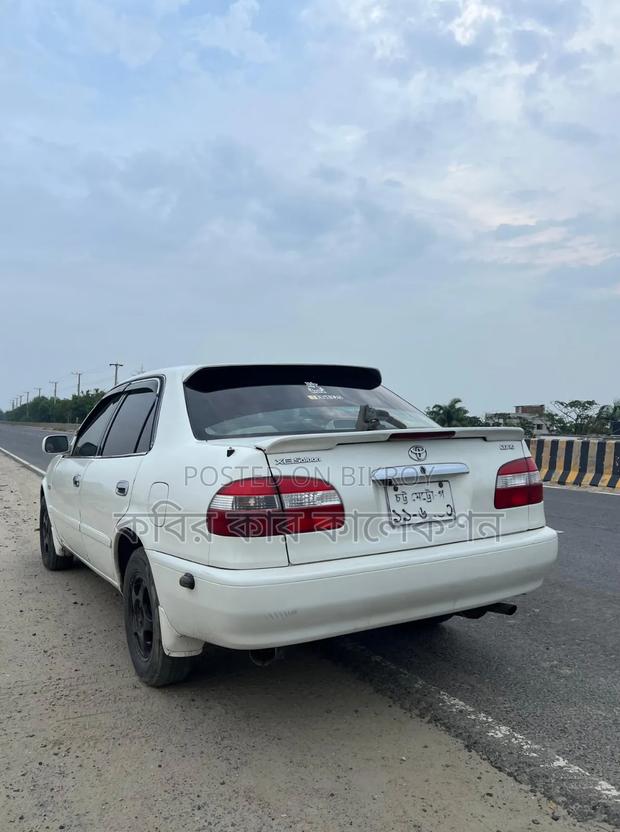 Toyota Corolla 2000 White