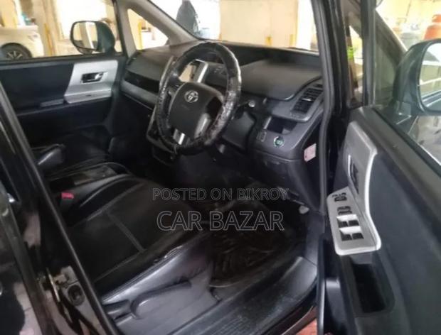 Toyota Noah 2.0 143hp FWD (8 Seater) 2013 Black