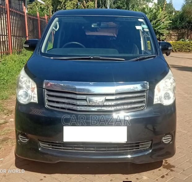 Toyota Noah 2.0 143hp FWD (8 Seater) 2013 Black