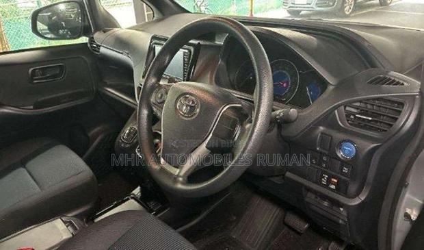 Toyota Noah 1.8 FWD Hybrid (7 Seater) 2021 Silver