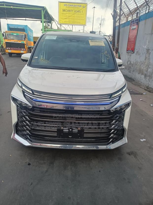 Toyota Voxy 2023 Pearl
