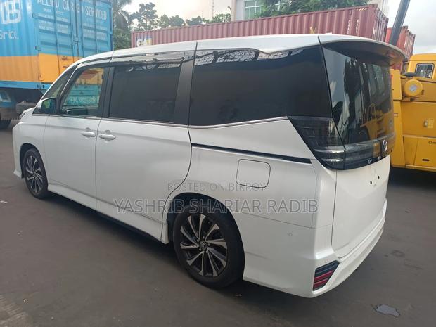 Toyota Voxy 2023 Pearl