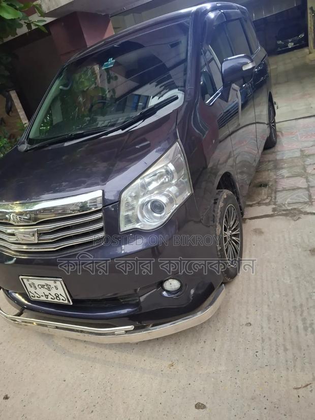 Toyota Noah 2013 Gray