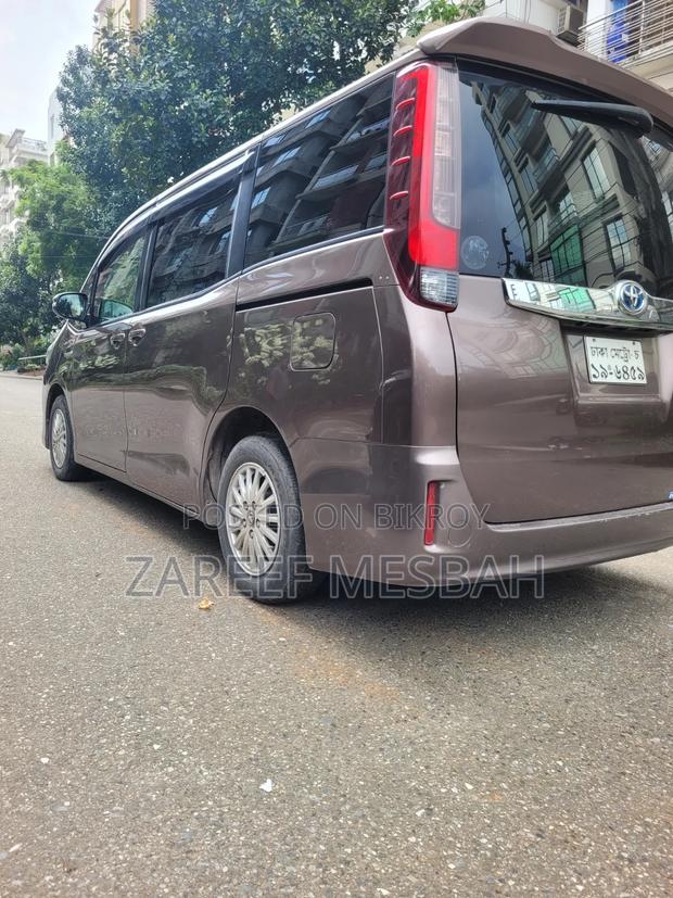 Toyota Noah 1.8 FWD Hybrid (7 Seater) 2014 Brown
