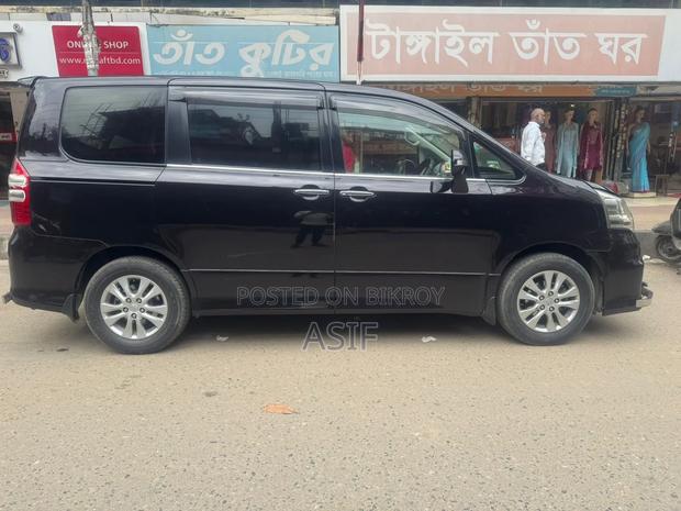 Toyota Noah 2.0 143hp AWD (8 Seater) 2012 Pearl