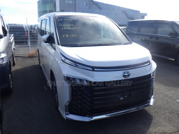 Toyota Voxy 2022 Pearl