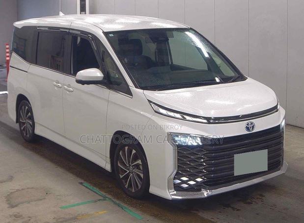 Toyota Voxy 2023 Pearl
