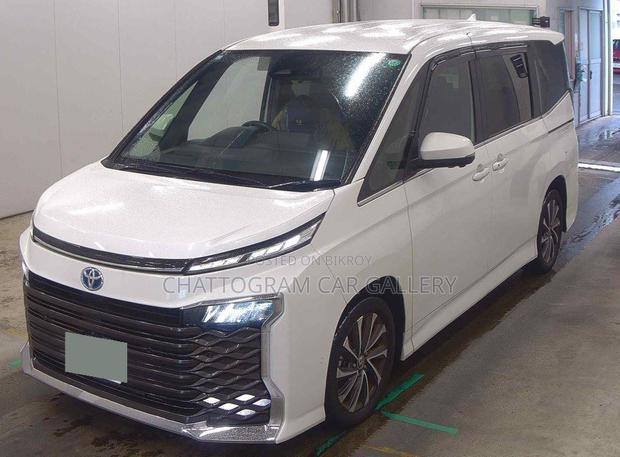 Toyota Voxy 2023 Pearl