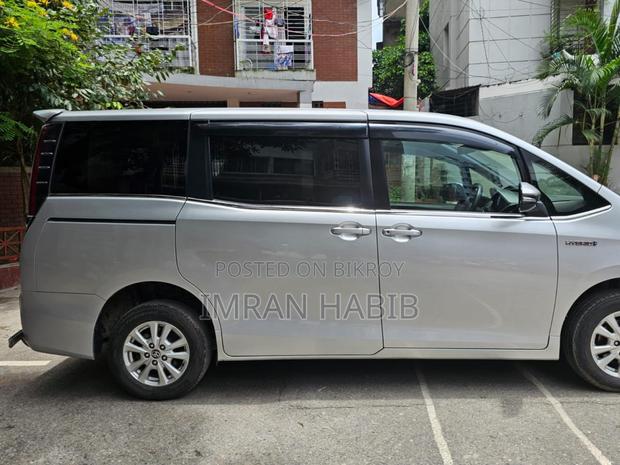 Toyota Esquire 1.8 FWD Hybrid (7 Seater) 2018 Silver