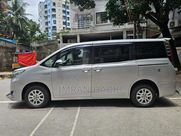 Toyota Esquire 1.8 FWD Hybrid (7 Seater) 2018 Silver