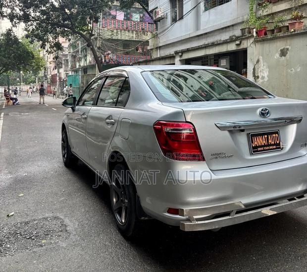 Toyota Axio 1.5 Hybrid 2WD 2015 Silver