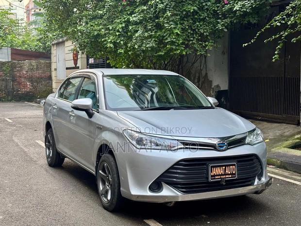 Toyota Axio 1.5 Hybrid 2WD 2015 Silver