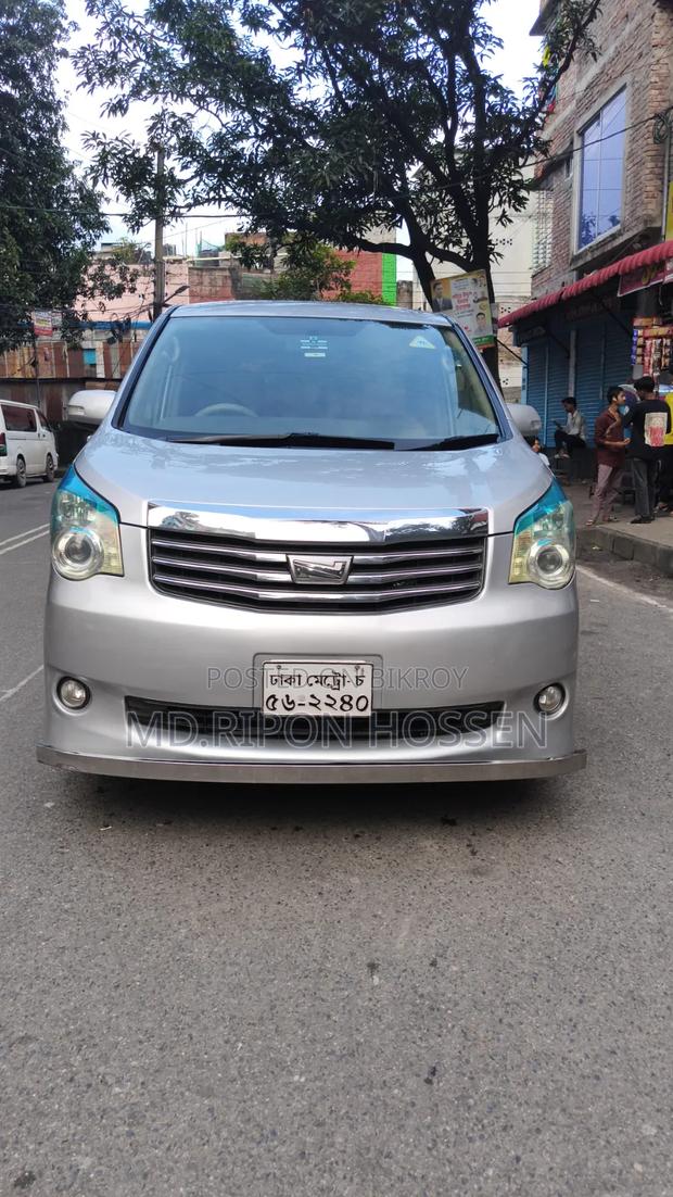 Toyota Noah 2.0 143hp AWD (7 Seater) 2011 Silver