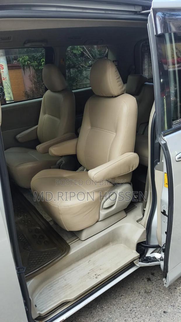 Toyota Noah 2.0 143hp AWD (7 Seater) 2011 Silver