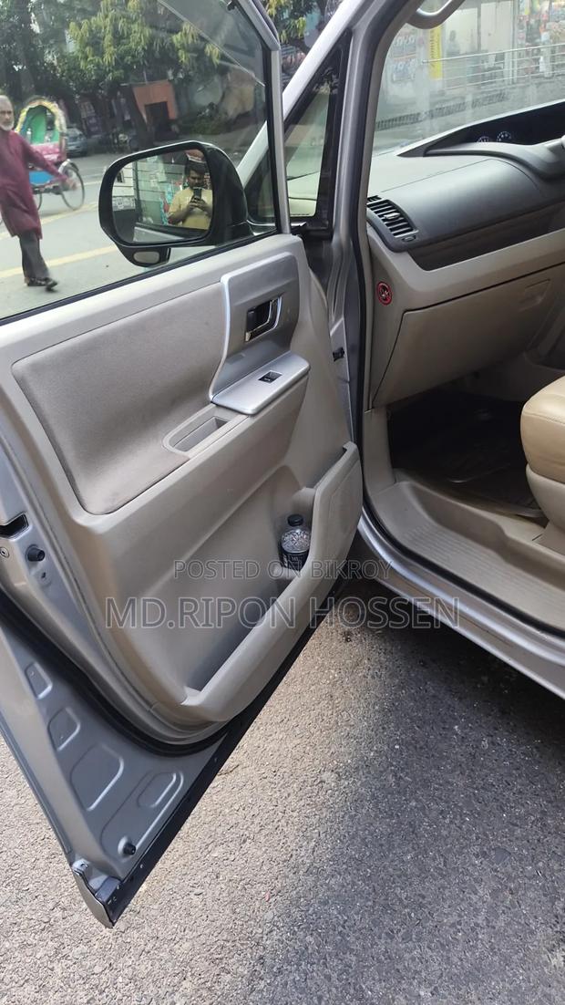 Toyota Noah 2.0 143hp AWD (7 Seater) 2011 Silver