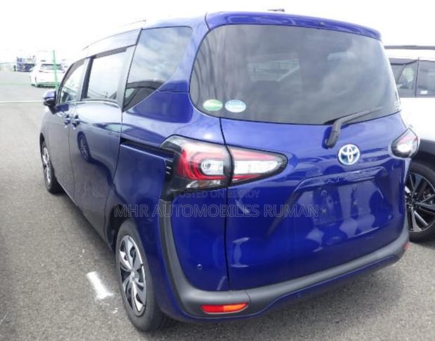 Toyota Sienta 1.5 Hybrid FWD 2021 Blue